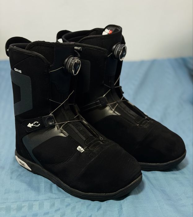 Сноуборд с креплениями ботинками и шлем