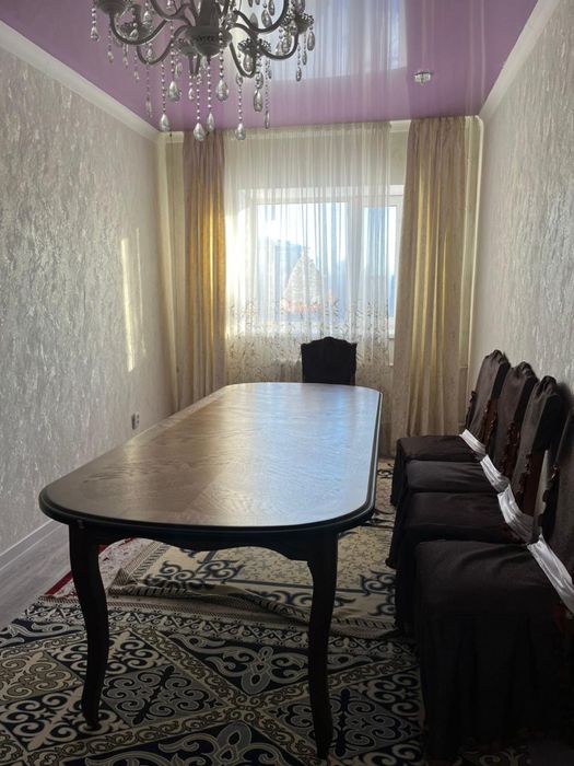 Продаётся комплектом: стол + 12 стульев