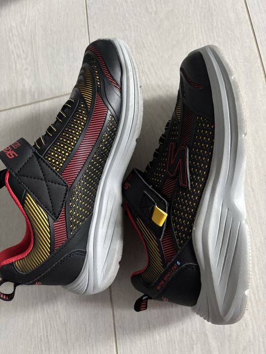 Adidasi Skechers impermeabili, marimea 35