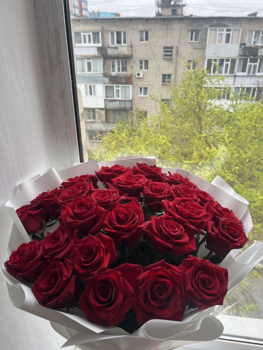 Красный роза метровый продоется