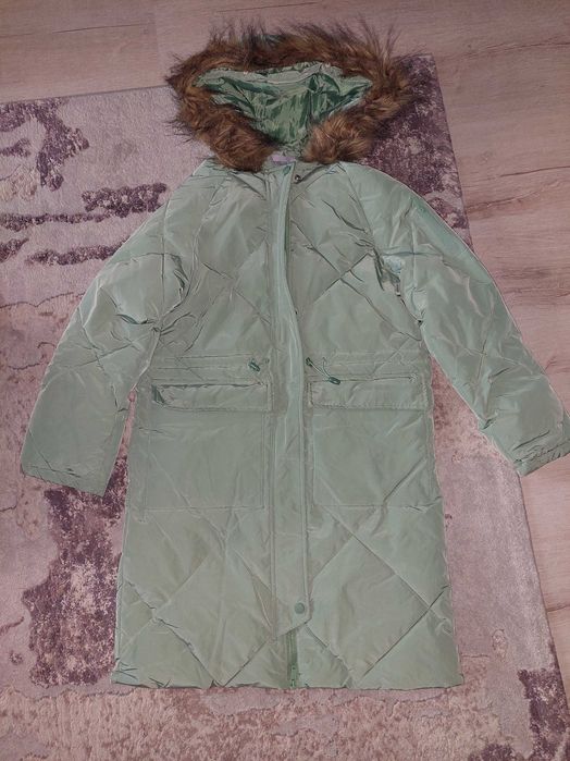 Geaca iarna cu gluga si buzunare mari cu capse, marime 10-12 ani
