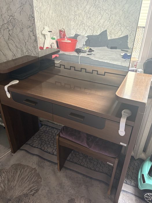 Продам туалетный столик