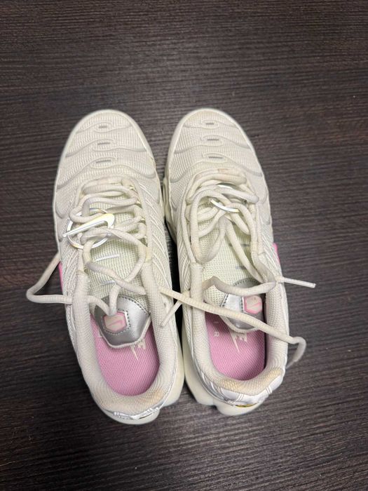 Nike Air Max Plus (HF0107-100) в цвят Summit White / Grey Fog / Metallic Silver / Pink Rise.
