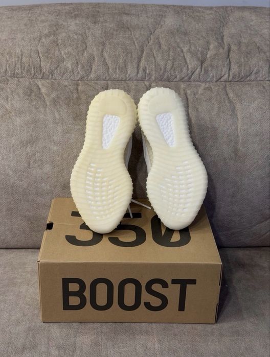 Yeezy 350 V2 White – Mărimea 42 | Clean & Premium