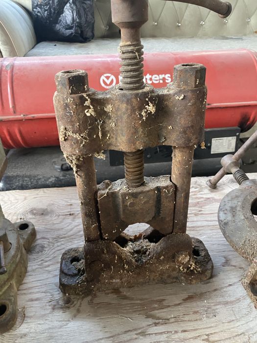 Продам тиски 2 штуки