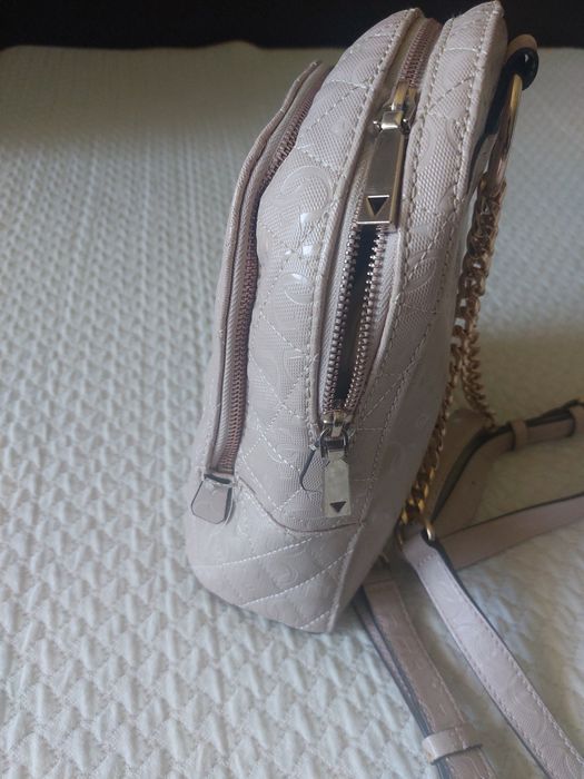 Оригинална раничка Guess