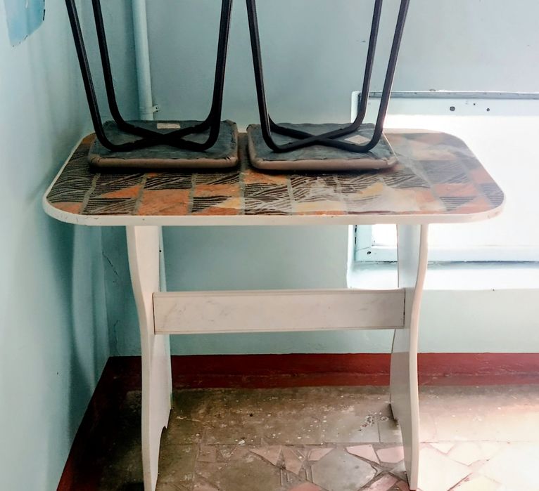 Отдам стол кухонный