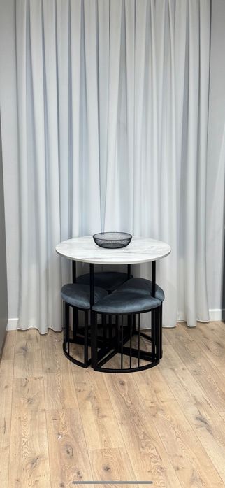 Стол новый диаметр 80 см + стулья. Очень красивый.