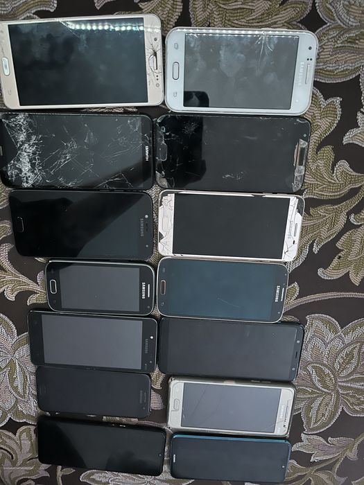 Телефон на запчасти продаю