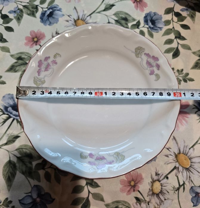 Порцеланови чинии "Изида" с бароков релеф
8 бр. дълбоки, 
6 бр. плитки