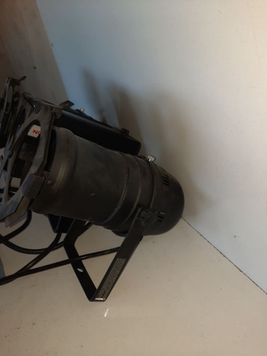 Прожектор MINI PC 300 W с 2 броя лампи за дискотечно осветление