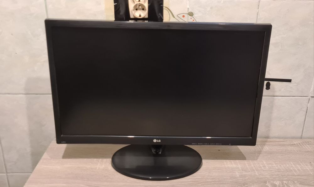 Monitor LG 24 inch VGA perfect funcțional,  preț fix