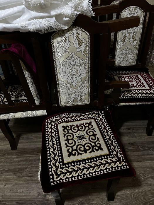 Продается стол и стулья