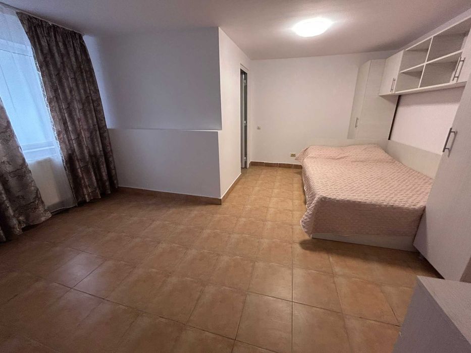 Inchiriez apartament cu doua camere complet mobilat si utilat.