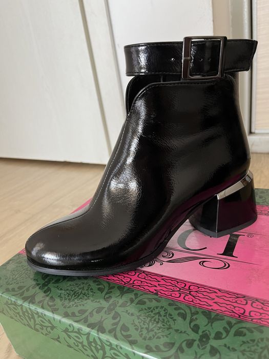 Ботильоны черные.