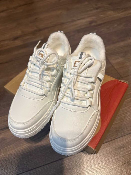 женские зимние кроссовки