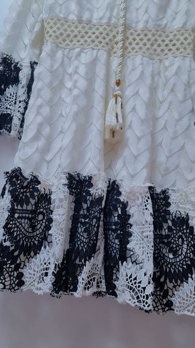 Ефектна Бохо Рокля с
Дантела и Широки Ръкави