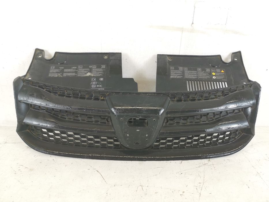 Решетка Радиатор Дачия Логан 2 / Dacia Logan 2 Оригинална и в добро съ