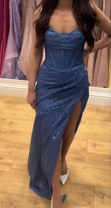 Синя бляскава рокля