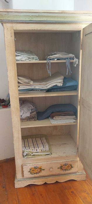 Dulap pictat săsesc/transilvănean din lemn masiv – Stare excelentă
