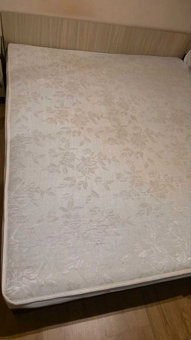 Спалня 180/200 матрак повдигащ механизъм и място за багаж