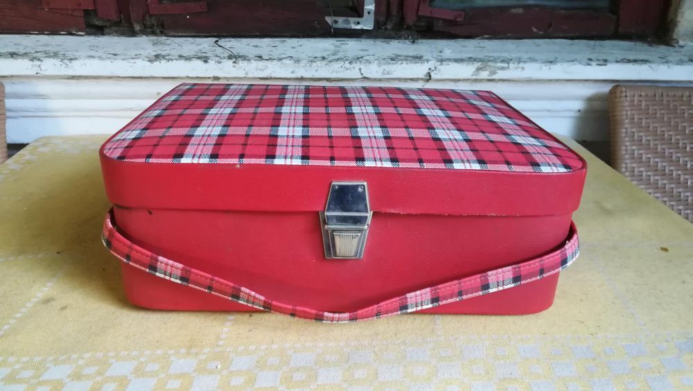 Valijoara pentru picknic ( de colectie) ; valize mari de transport