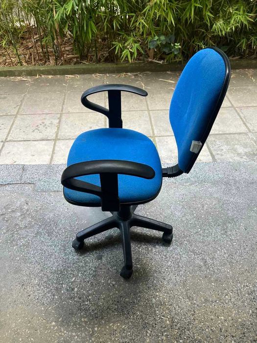 Ученически или офис стол, мек и лек и удобен