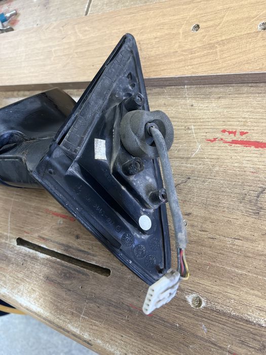 Продаи зеркало заднего вида.