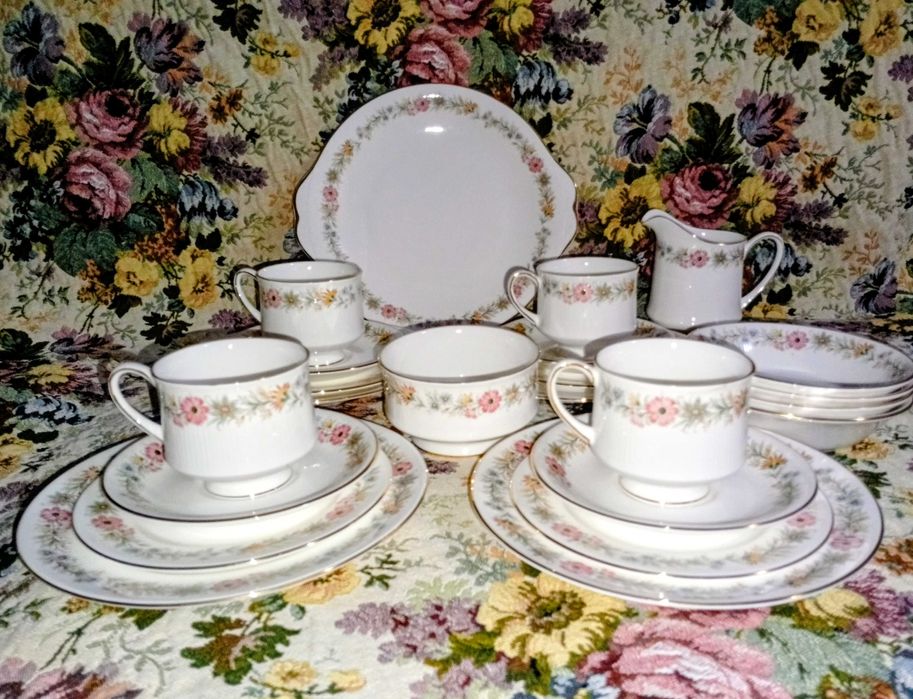 Сервиз за четирима английски костен порцелан от Royal Albert