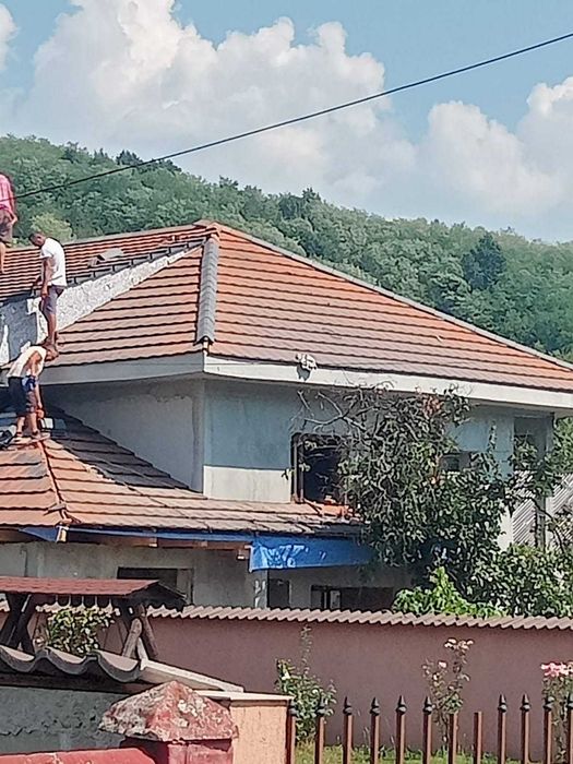 Execut lucrări de construcții și acoperișuri - Echipă cu experiență