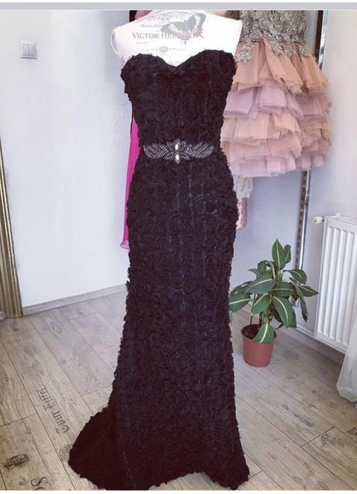 Rochie neagră sirena cu trena material grofat din trandafiri