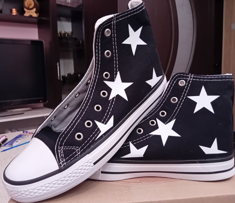 Кецове черни с декорация от бели звезди