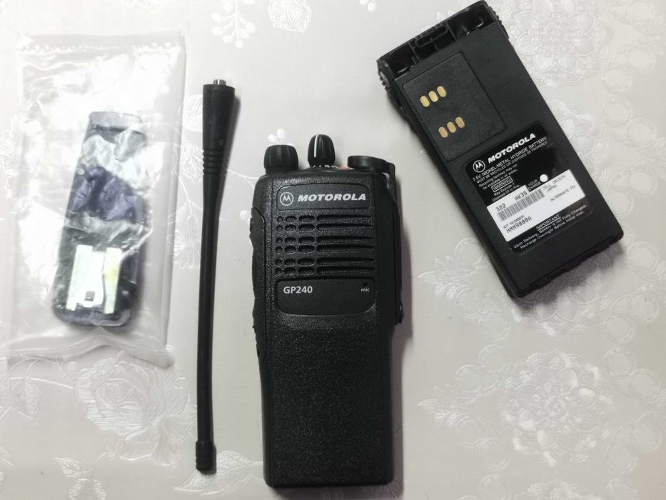 vand Statie portabila MOTOROLA GP240 in cutie originala - NOUA