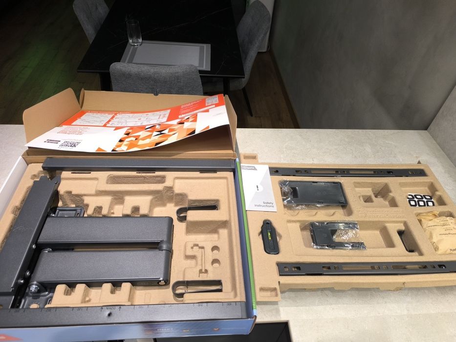 TV Стойка за стена VOGELS TVM 3443 черна, подвижна, до 65 инча и 25кг