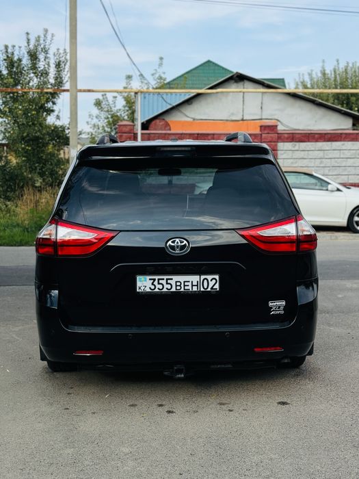 Тайота Сиенна 2017 года