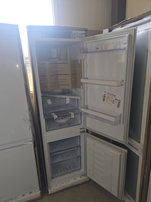 Нов хладилник с фризер за вграждане Beko BCNA275E4SN  177 см