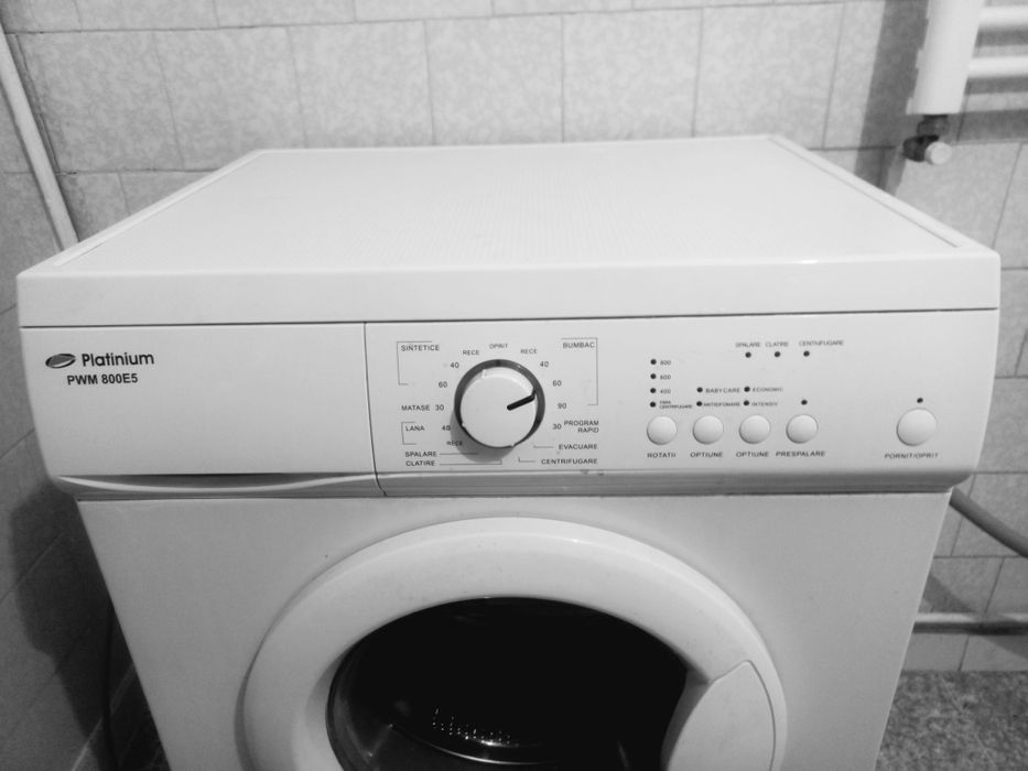Mașină de spălat rufe automată Platinium PWM 800E5,  cu încărcare frontală și o capacitate de încărcare de 5.2 kg.