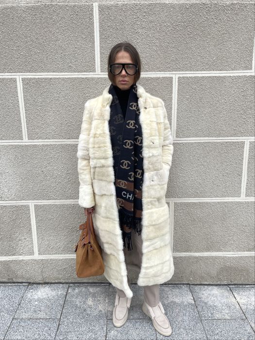 Haina lunga din blana naturala de vizon culoarea untului