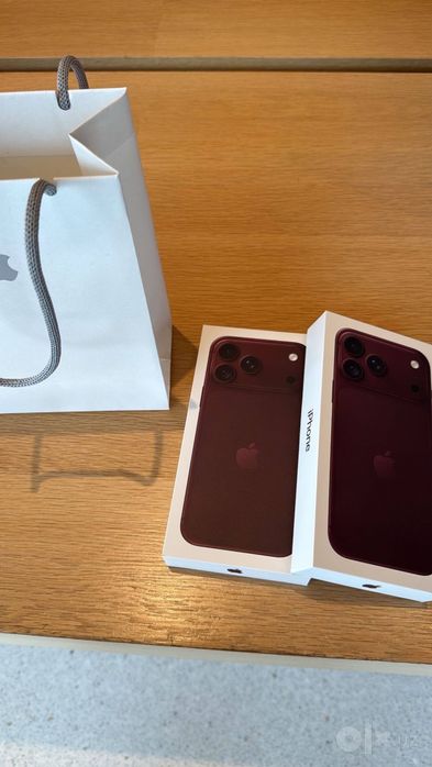 Iphone 18 pro max Burgundy and Black (usa version)