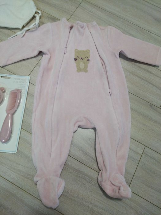 Set bebe fetita, 3-6 luni: combinezon plusat, perie&piepten, caciulita