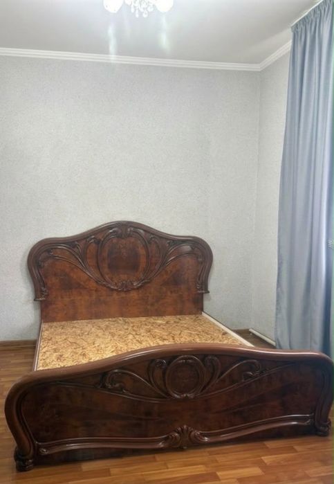 Продам спальный гарнитур (кровать+комод с зеркалом) Деревянная спальня
