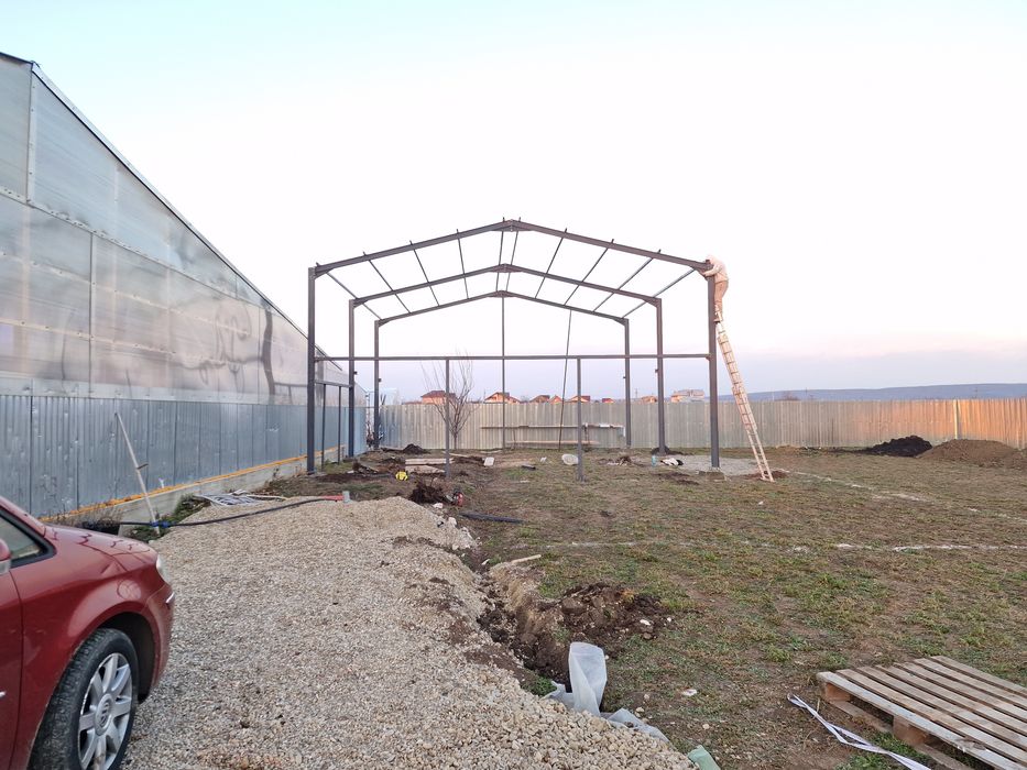 Hala metalica 8x25x4m închisă cu panouri sandwich. Asigur transport si