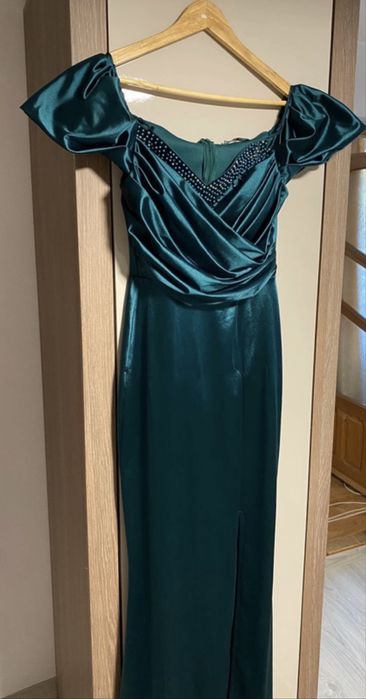 Rochie lungă verde smarald cu crepeu