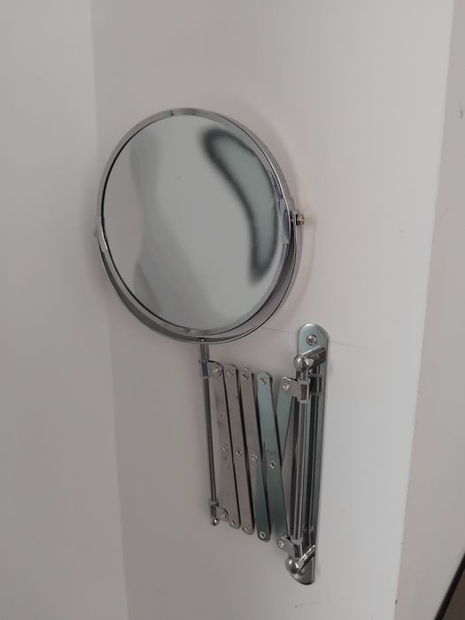 Oglinda cu doua fete