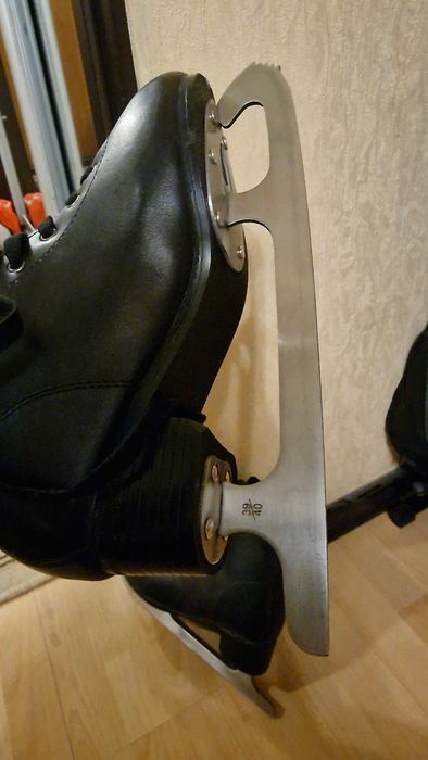 Фигурные черные коньки 39-40