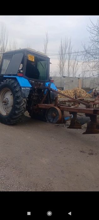 Belarus 1221.2  4 ko'rpus plugi bilan