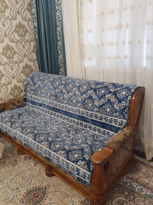 диван для гостиной в хорошем состоянии