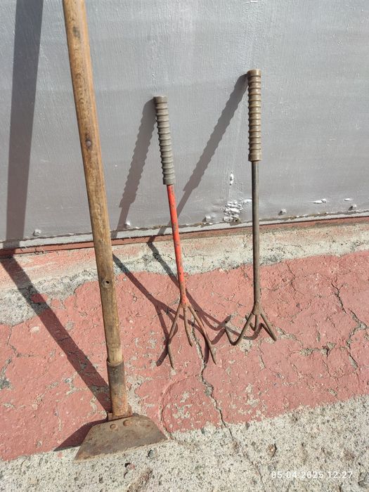 Лопаты , тяпка, вилы.