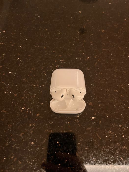 iPhone 12 Pro и Apple Airpods