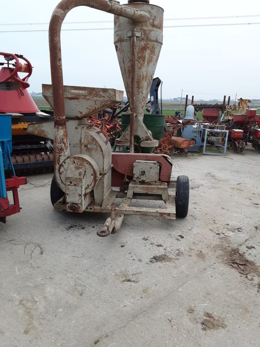 Moara cu ciclon si ciocanele dupa tractor